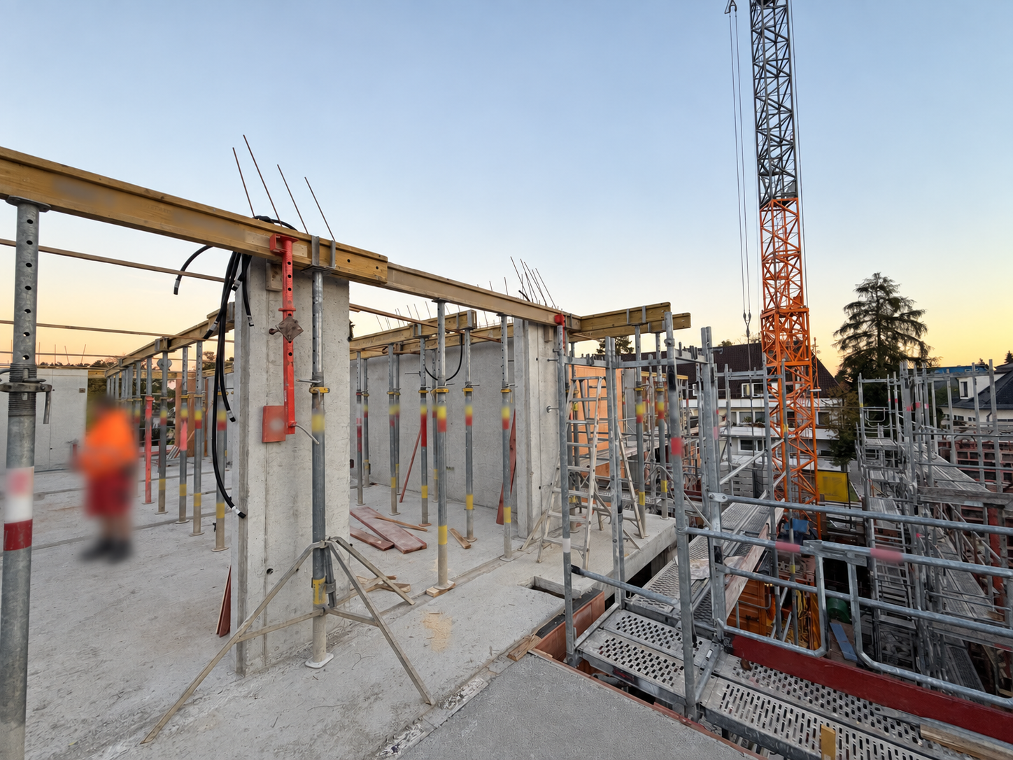 Rohbau mit Betonwänden und Deckenunterstützung