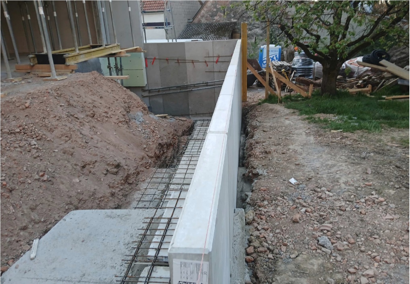 Betonwand und Bewehrung im Bauzustand