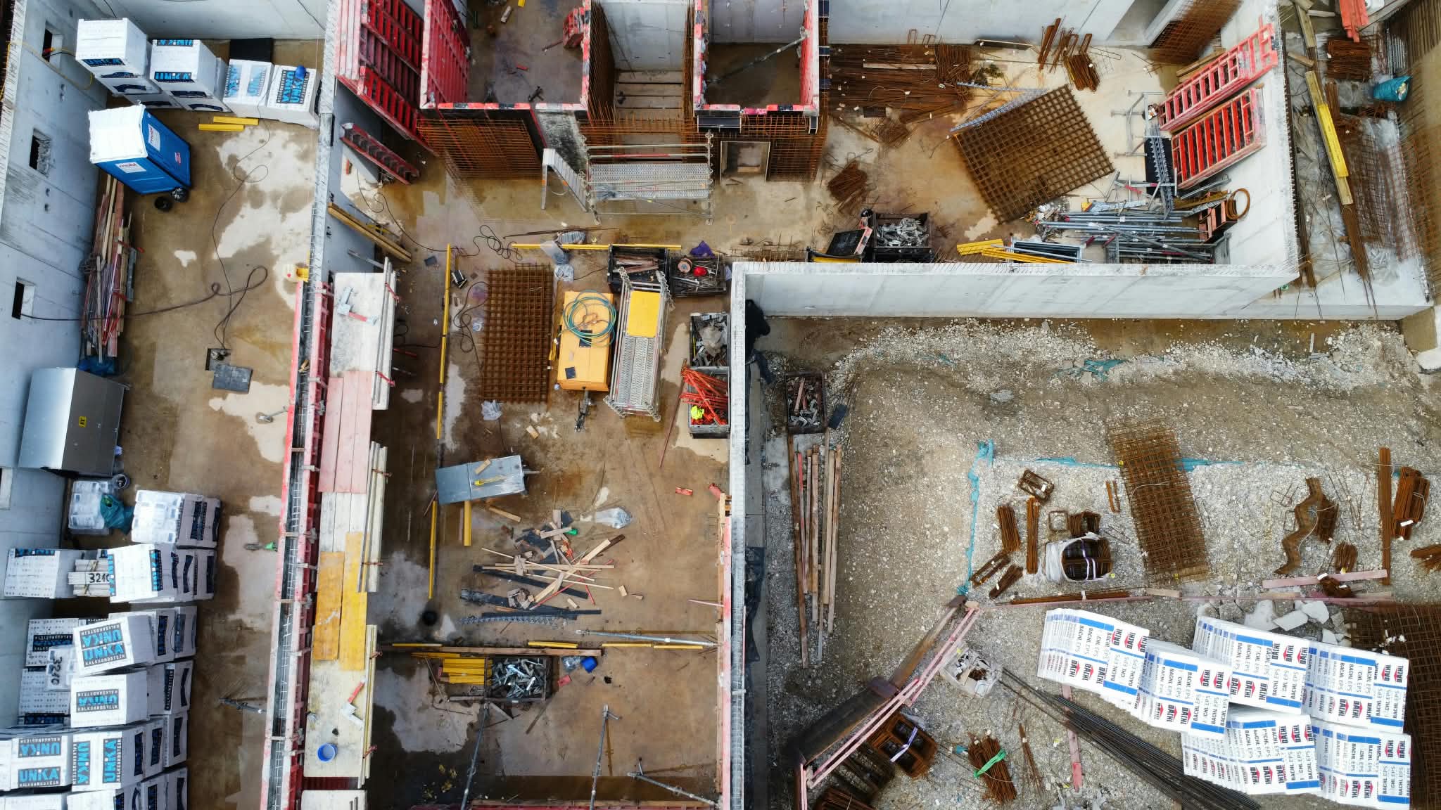 Hotelneubau München – Betonwände, Schalung und Bewehrung während der Rohbauphase