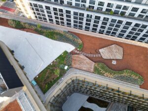 Dachterrasse des Bogen in München mit Pflanzflächen und Holzdecks